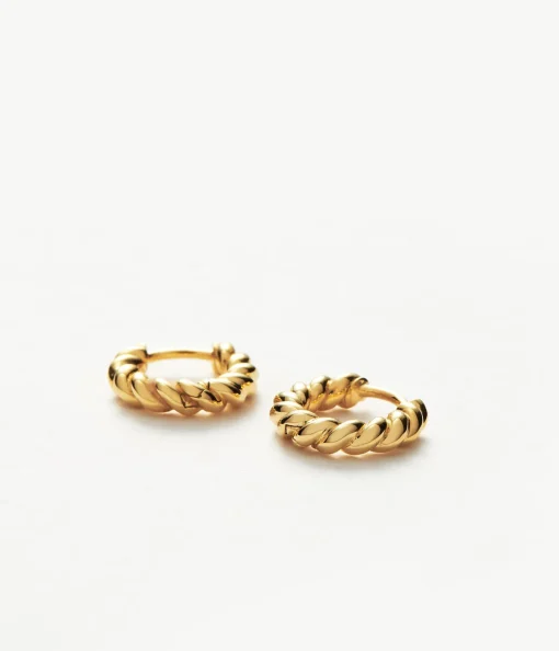Twisted Tidal Huggies in Gold