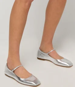 Uma Flat in Laminated Silver